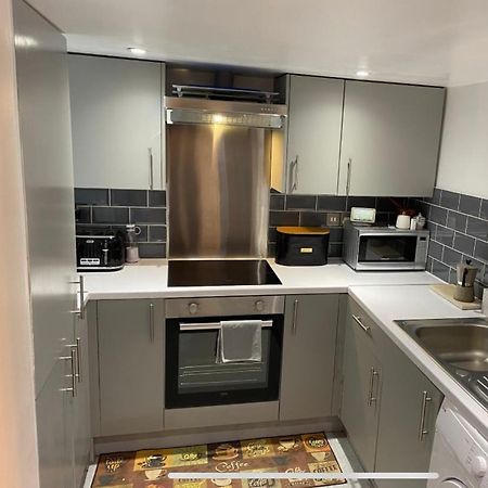 Central Private Double Bedroom In A 2Bedroom Apartment, Connected Via Underground, Overground And Many Bus Routes Londres Exterior foto