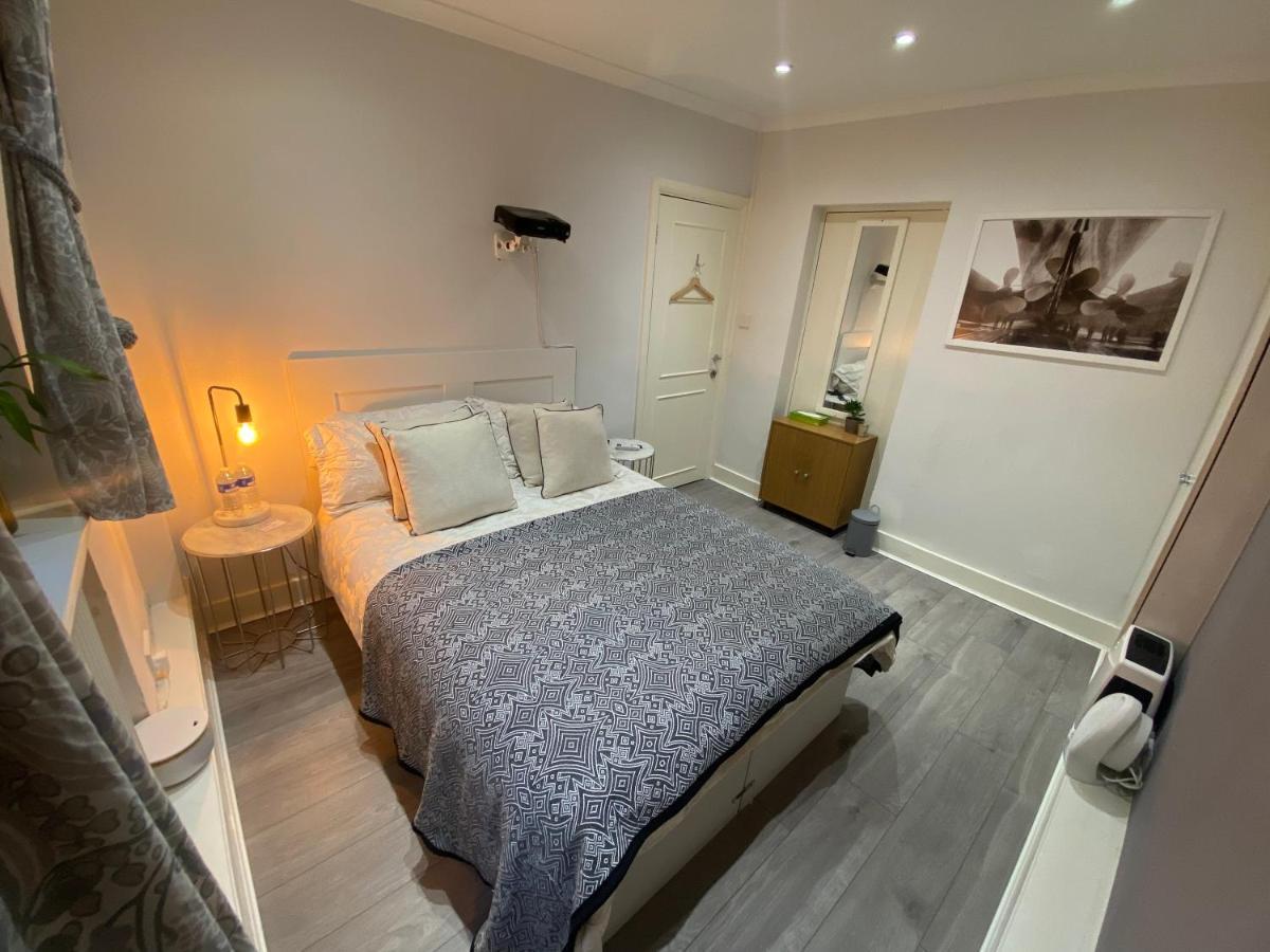 Central Private Double Bedroom In A 2Bedroom Apartment, Connected Via Underground, Overground And Many Bus Routes Londres Exterior foto
